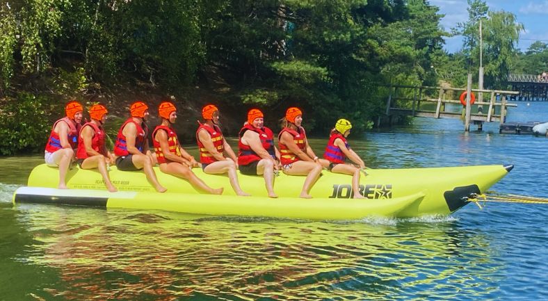 Programma voor je groepsuitje op maat met keuze uit waterskiën, wakeboarden en het aquapark en meer.